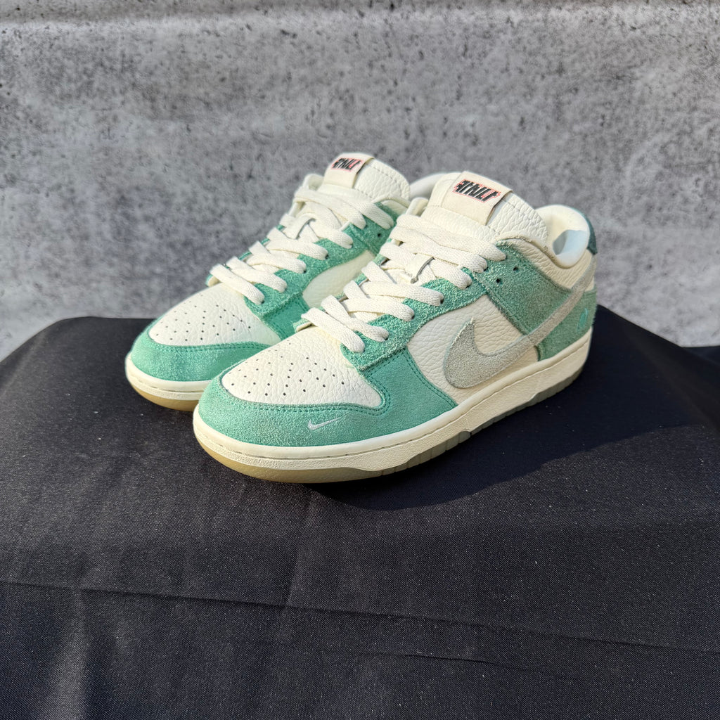 Kasina x Nike Dunk Low 'Road Sign' Sneakers [6UK]