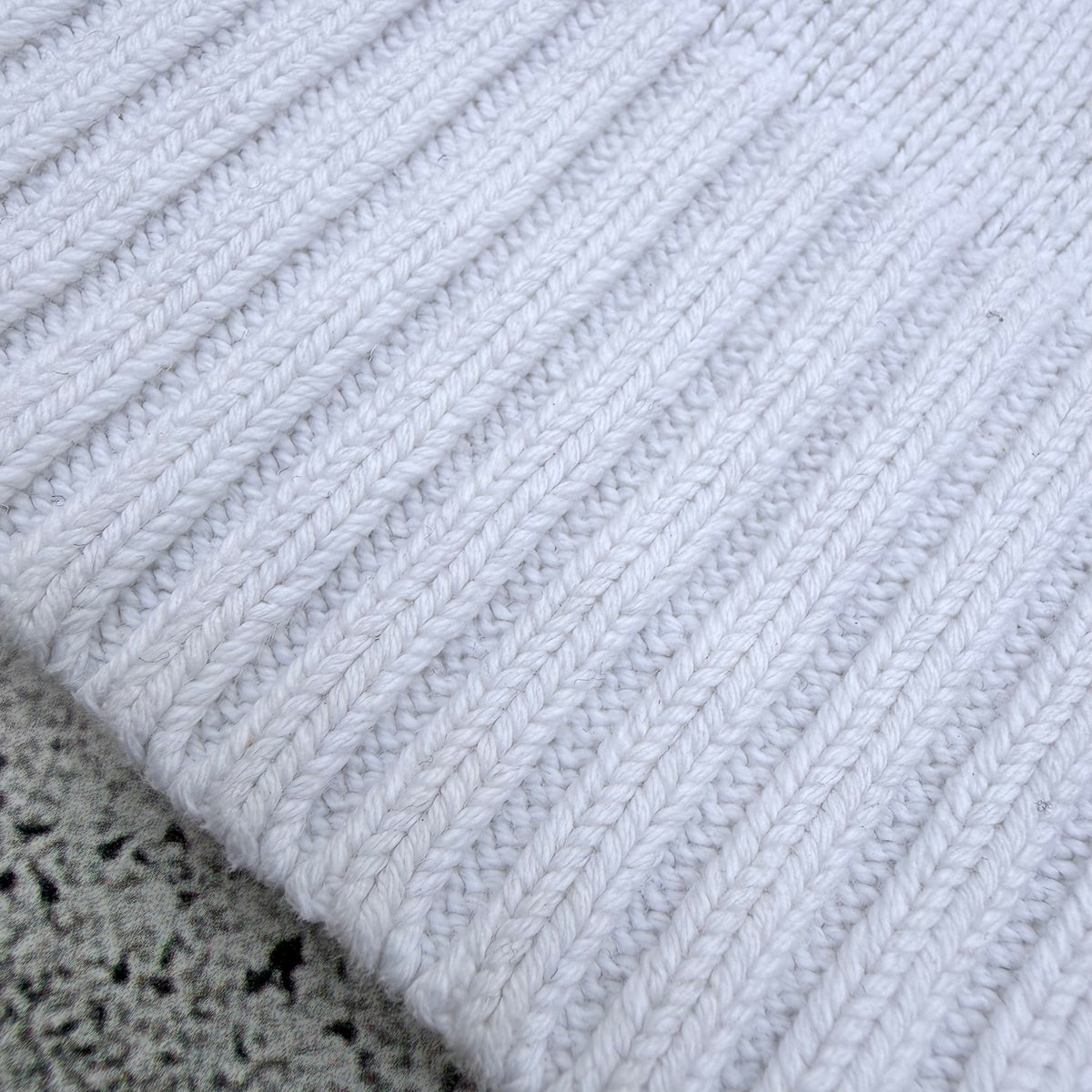 Tommy Hilfiger Men's V-neck Knit Sweater [Large]