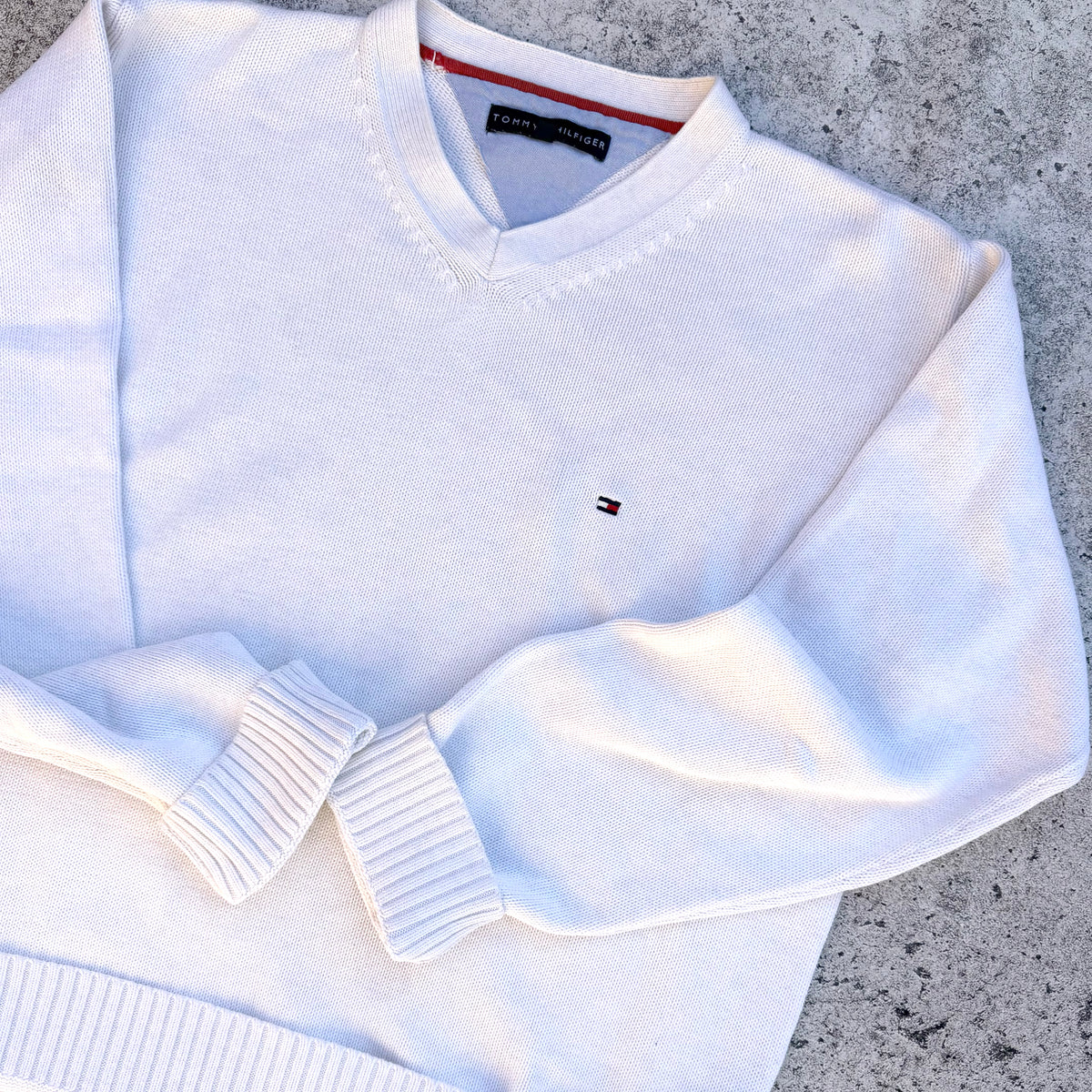 Tommy Hilfiger Men's V-neck Knit Sweater [Large]