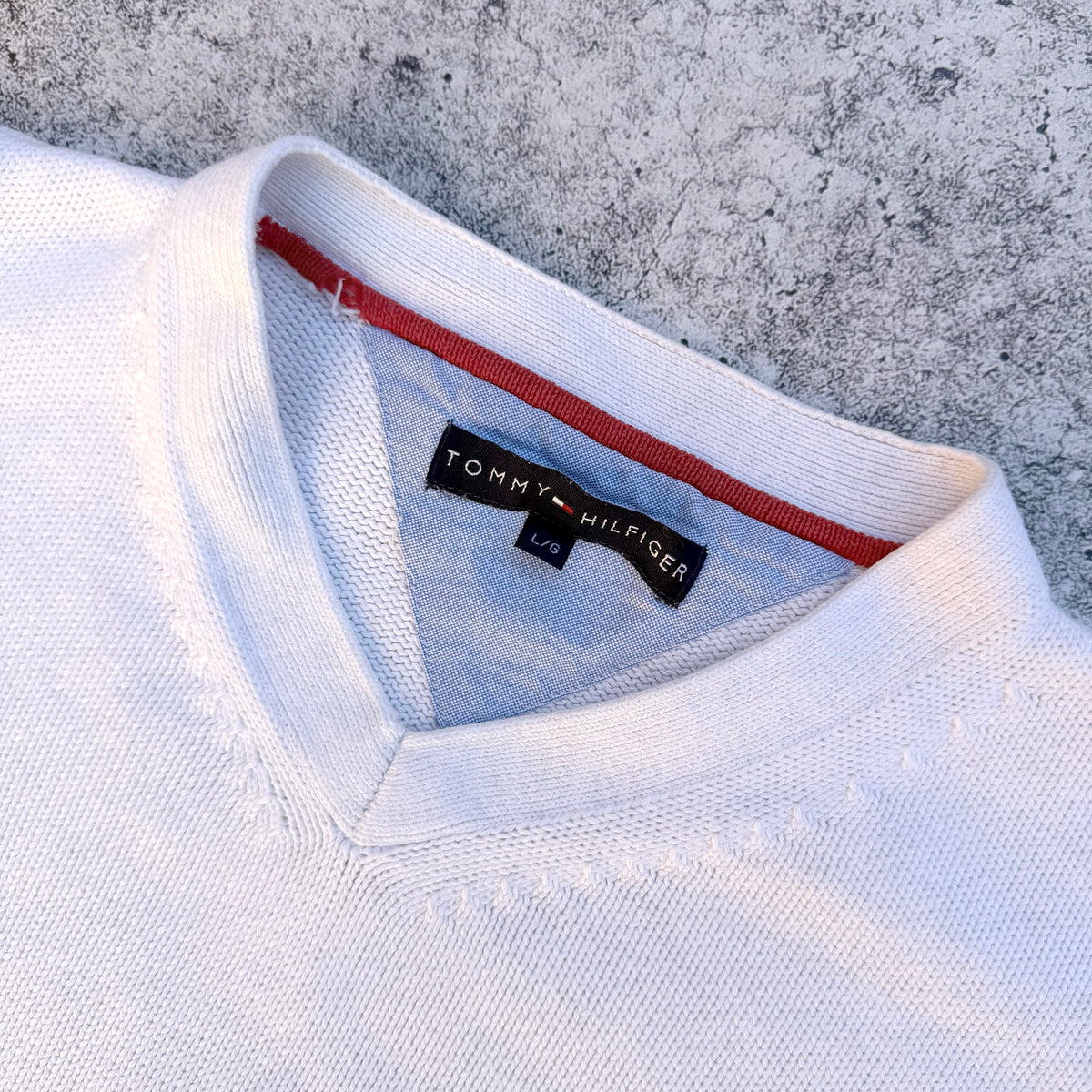 Tommy Hilfiger Men's V-neck Knit Sweater [Large]